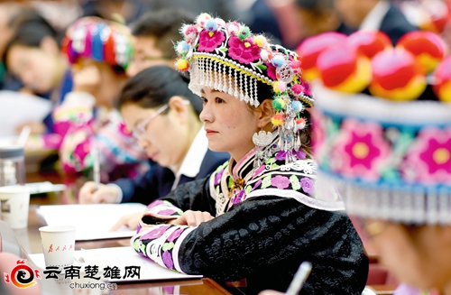 代表认真听取全国代表大会精神。(记者 高建波 摄) 代表认真听取全国代表大会精神。(记者 高建波 摄)