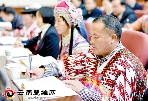 代表认真记录全国代表大会精神。(记者 高建波 摄) 代表认真记录全国代表大会精神。(记者 高建波 摄)